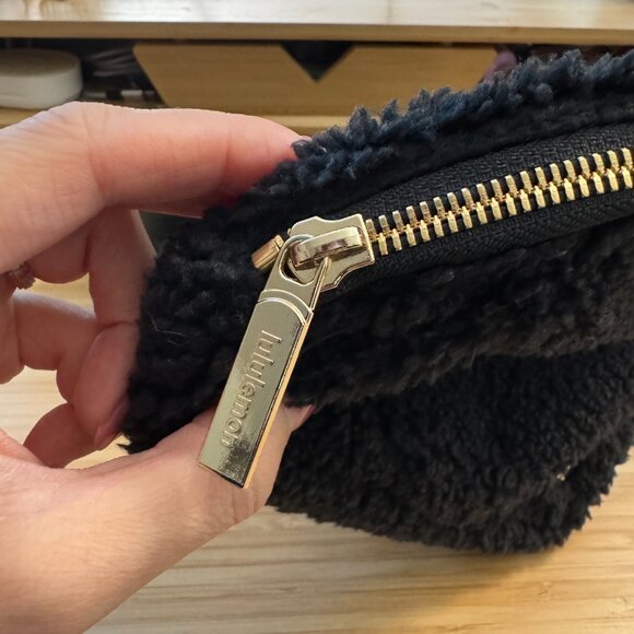 Lululemon Everywhere FLEECE Sherpa Belt Bag in Black/Gold - Picture 3 of 6